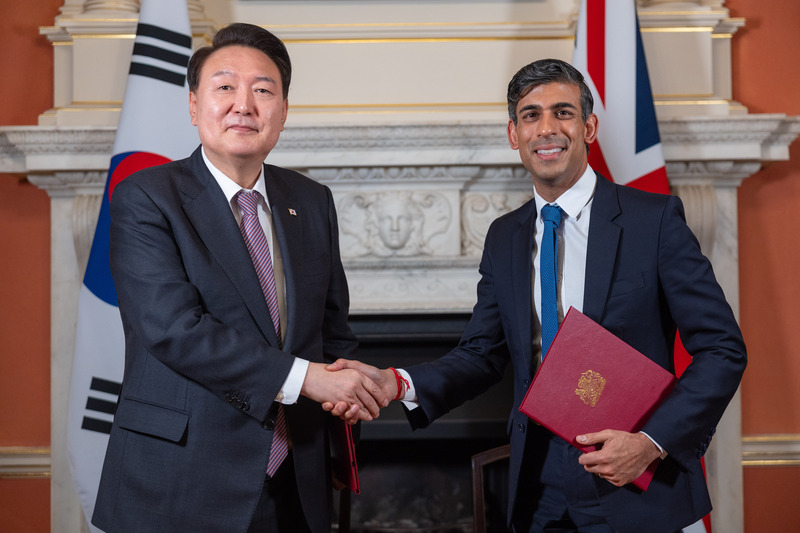 在英國進行國是訪問的南韓總統尹錫悅（左）22日與首相蘇納克（右）舉行雙邊會談，並簽署「唐寧街協議」，其中提到台海和平穩定對國際社會的安全繁榮不可或缺。（英國首相府提供） (圖：中央社)