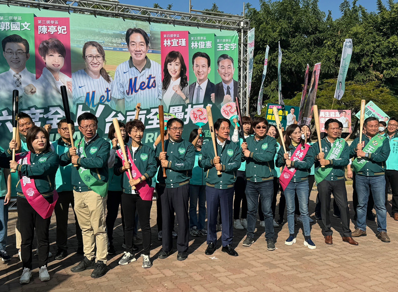 民進黨總統參選人賴清德（前中）23日在台南陪同民進黨6名爭取連任的立委造勢，一同揮棒高呼口號。 (圖：中央社)