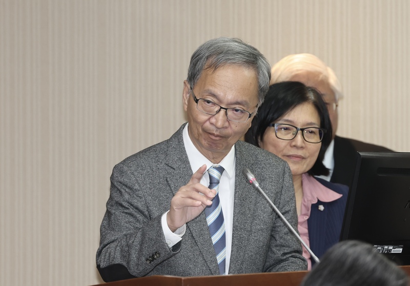 衛生福利部長薛瑞元(前) (圖：中央社)