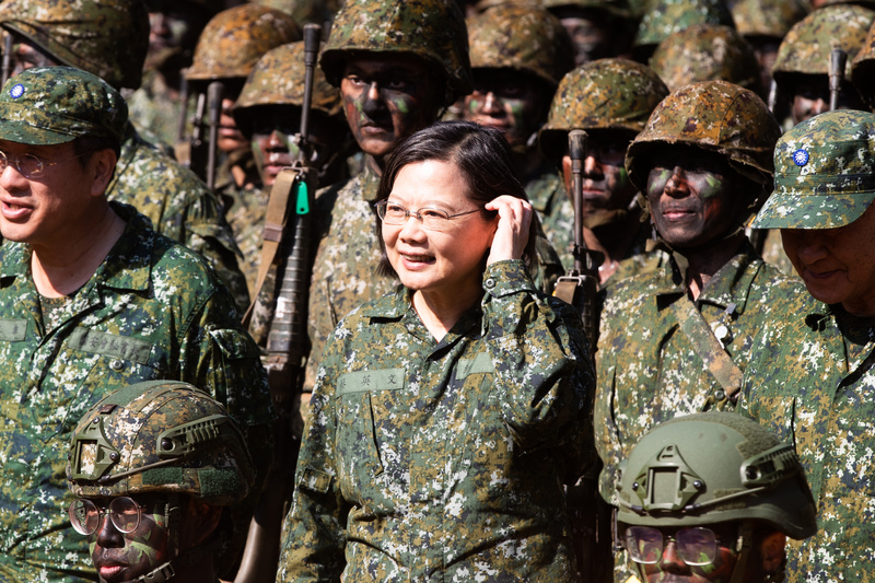 總統蔡英文（中）23日視導台中成功嶺，並與4個月役期的軍事訓練役男合影。 (圖：中央社)