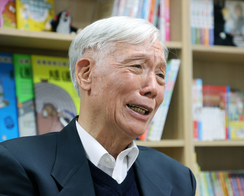 占中發起人朱耀明在最近出版的自傳「敲鐘者言」中，憶述占中運動的始末，說到自己罪成而不需坐牢，是因為另外兩名發起人陳健民及戴耀廷為他求情，雙眼滿是淚水。 (圖：中央社)