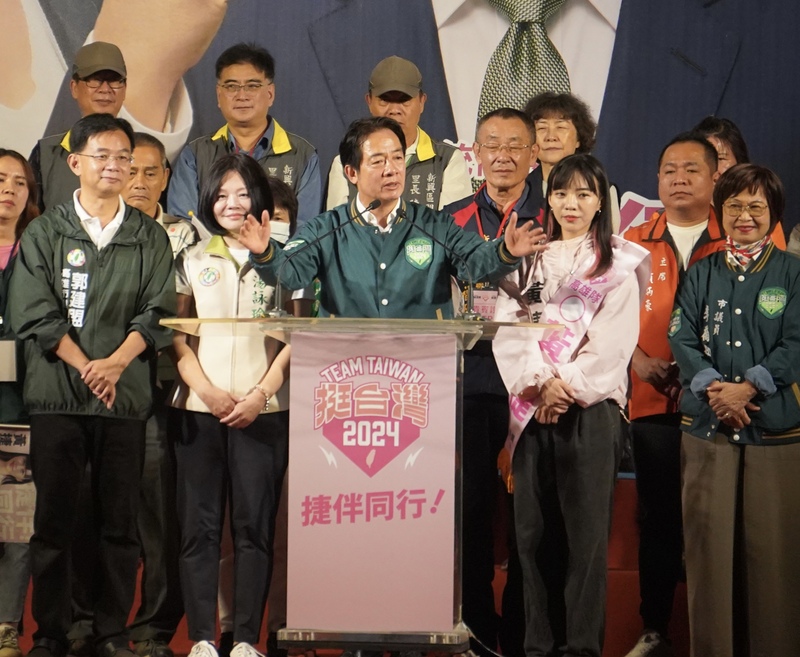 民進黨總統參選人賴清德23日晚間在高雄為黨籍立委參選人黃捷(2排右2)站台助選，致詞時呼籲鄉親全力支持。(圖：中央社)
