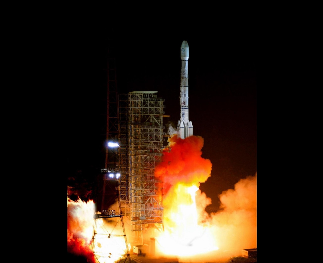 學者指出，中國使用長征火箭發射衛星，沿途會掉落許多殘骸，是這次國防部發布國家級警報原因。圖為中國四川西昌衛星發射中心發射火箭。(圖：維基百科)