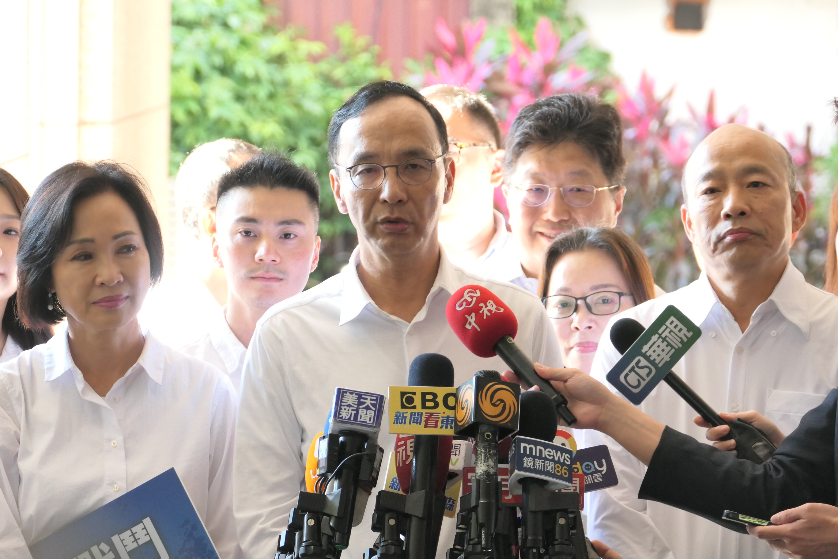 國民黨主席朱立倫今天(23日)陪同不分區立委參選人到中選會登記。(趙婉淳 攝)