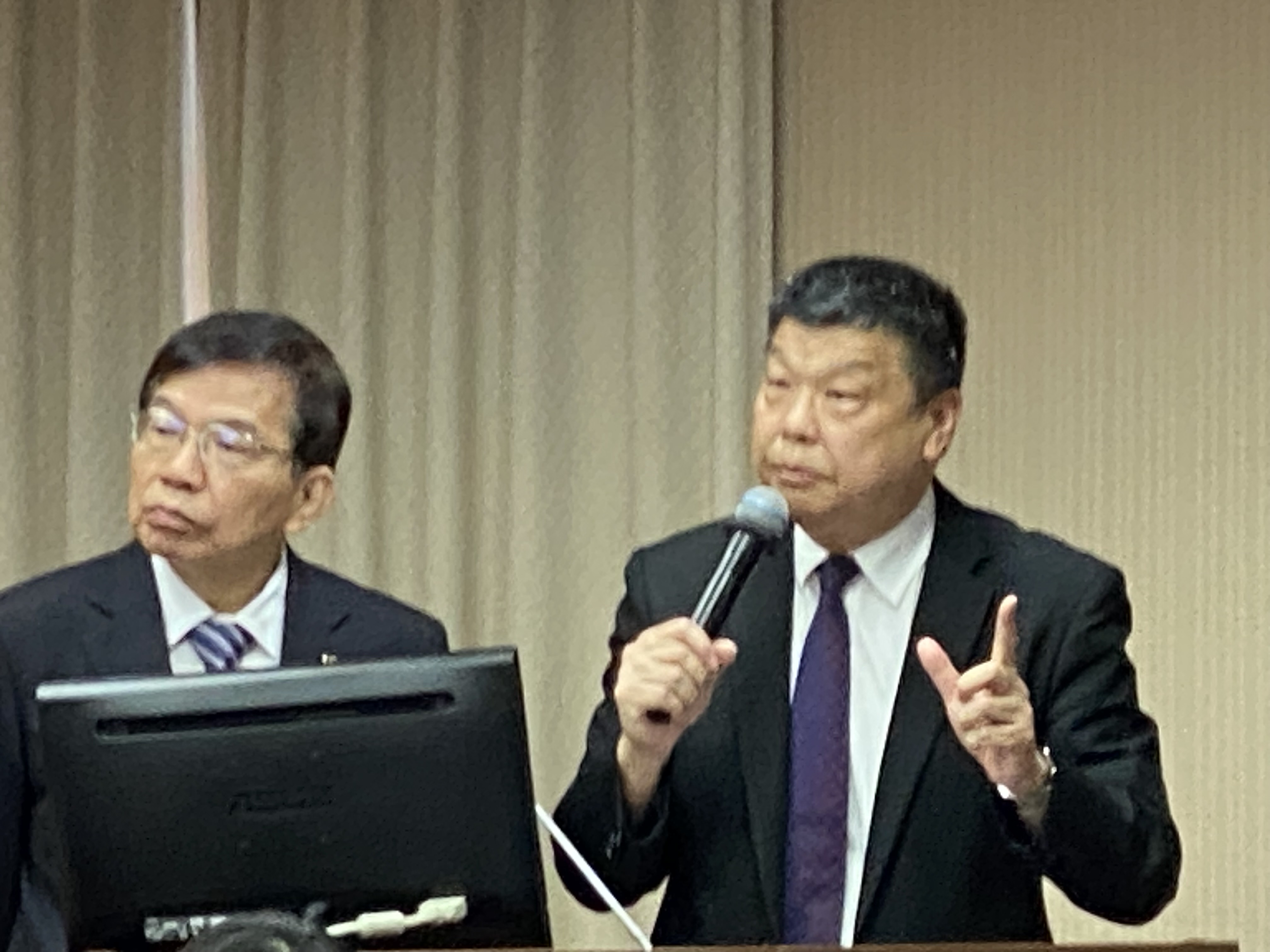 即將接掌首任董座的台鐵局長杜微(右)23日在立法院交通委員會，與交通部長王國材(左)一起向立法委員說明台鐵公司化的相關進程。(吳琍君 攝)
