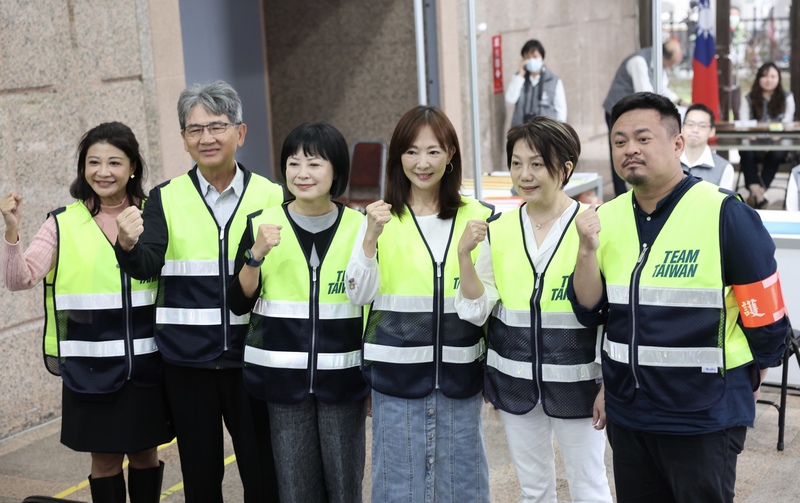 民進黨不分區立委參選人24日上午前往中選會登記，參選人洪申翰（右起）、范雲、郭昱晴、林月琴、王正旭與林楚茵合影。 (圖：中央社)