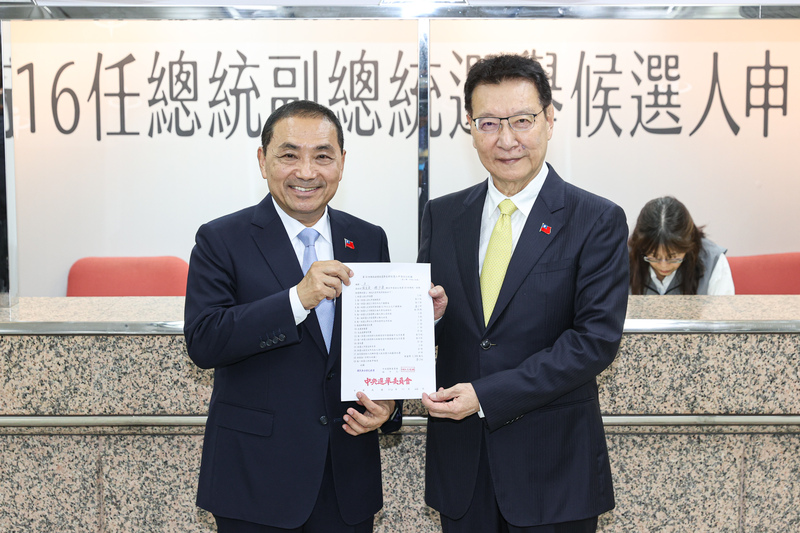 國民黨總統參選人侯友宜（前左）24日上午宣布副手搭檔為中廣董事長趙少康（前右），隨後一同前往中央選舉委員會登記參選，圖為2人展示登記完成的收據。(圖：中央社)