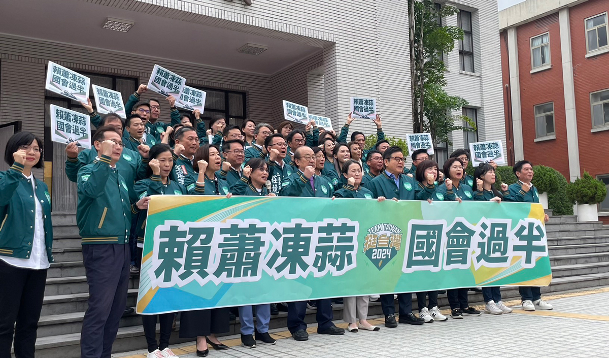 民進黨立院黨團邀民進黨副總統參選人蕭美琴「回娘家」，黨團總召柯建銘發出「史上最長的甲級動員令」，要求每位立委今天起開始奮戰到明年1月13日（劉玉秋攝）