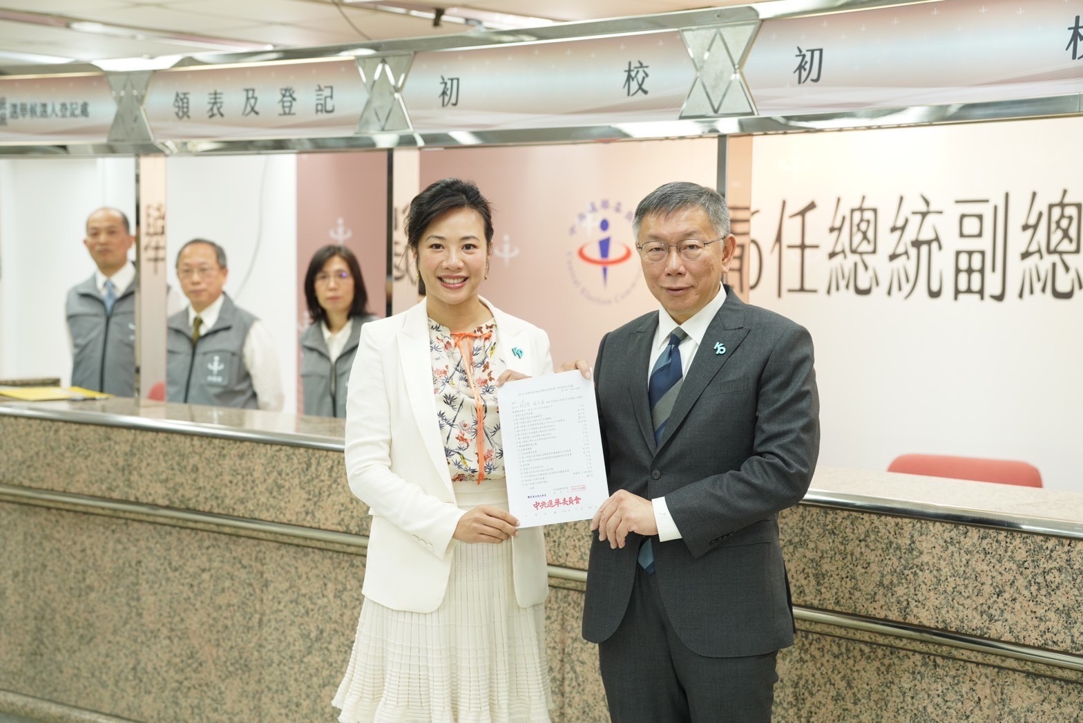 民眾黨總統、副總統參選人柯文哲(右)與吳欣盈，24日共同前往中選會登記參選。(民眾黨提供)