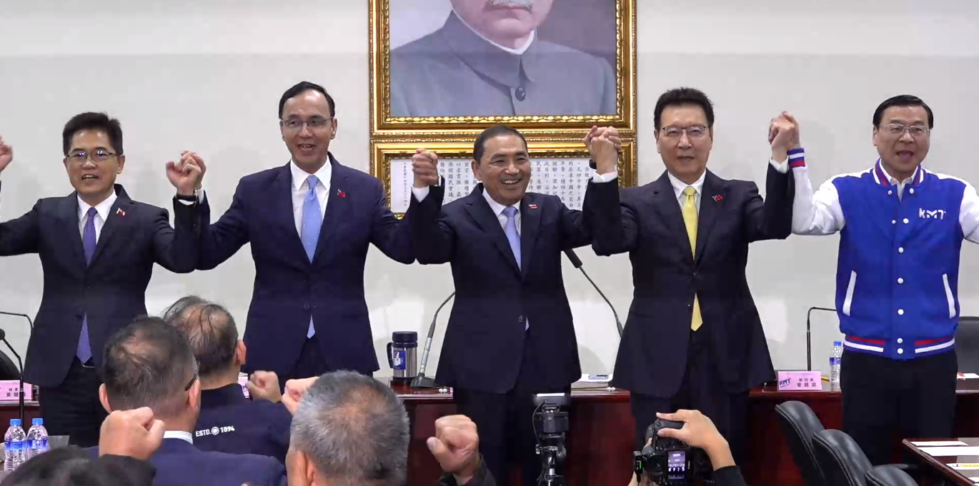 國民黨24日上午召開中常會，總統參選人侯友宜宣布副手搭檔為中廣董事長趙少康，與黨主席朱立倫牽手高喊「凍蒜」。(翻攝國民黨直播)