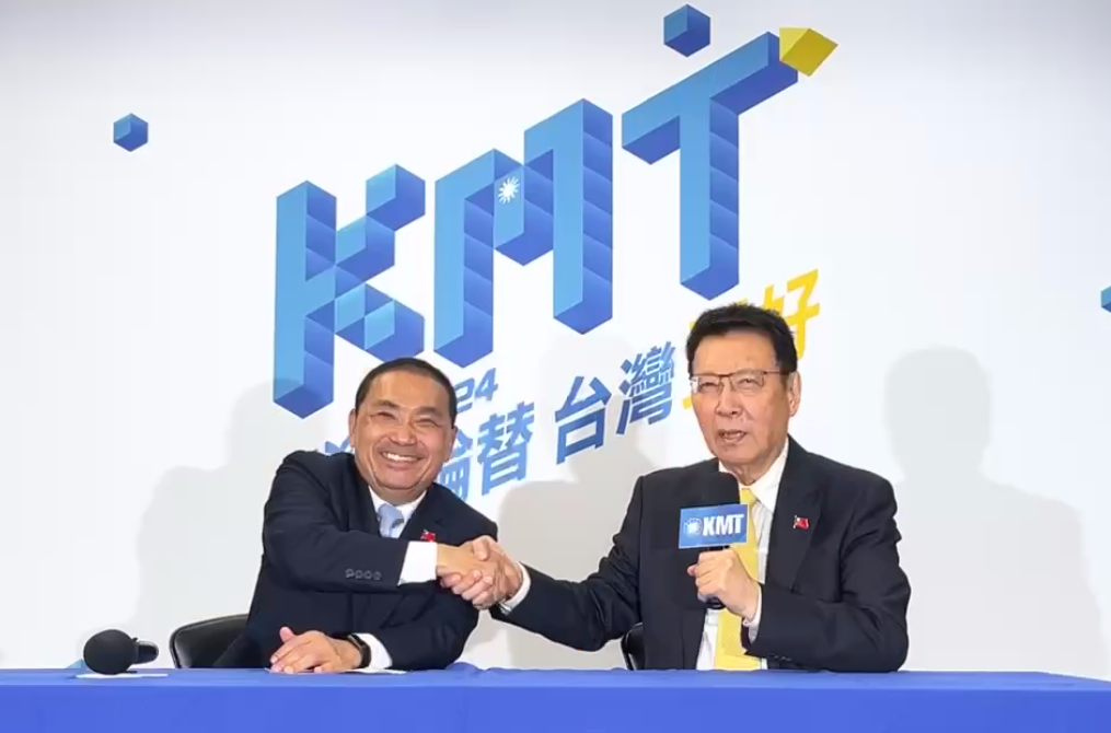 國民黨24日上午舉行中常會，宣布由中廣董事長趙少康(右)與侯友宜搭檔參選2024年總統大選。(翻攝國民黨直播)