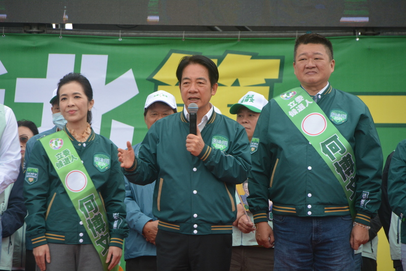 民進黨總統參選人賴清德與黨籍新北市立委第1選區參選人何博文25日舉行林口聯合競選總部成立活動。賴清德(前中)為何博文(前右)披掛肩帶後致詞。(圖：中央社)