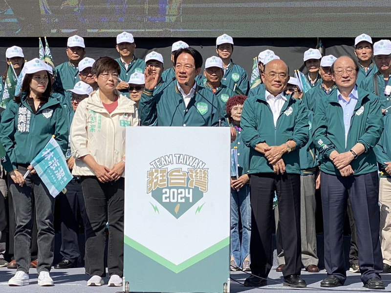 民進黨總統參選人賴清德（前中）呼籲大家共同完成「美德贏台灣」的願望外，也希望讓世界看到「台灣的美德」與「Made in Taiwan」的實力。(圖：中央社)