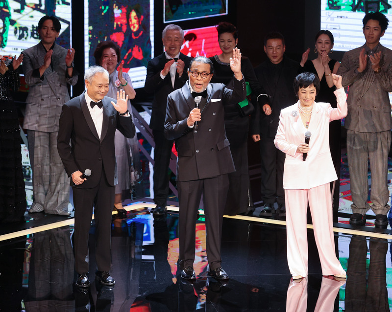 第60屆金馬評審團主席李安（前左起）、金馬執委會主席李屏賓與影后張艾嘉25日在金馬獎頒獎典禮開場時一同登台亮相，輪番致詞為典禮揭幕。 (圖：中央社)