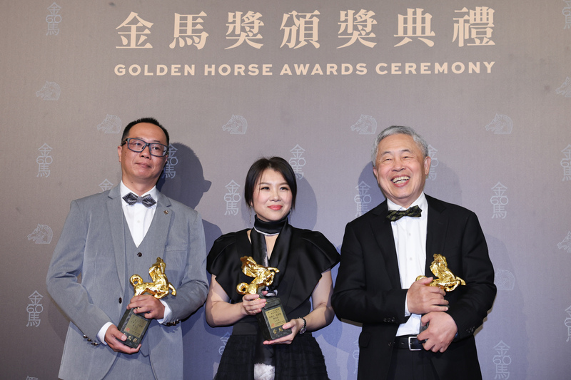 第60屆金馬獎25日在台北國父紀念館盛大頒獎，最佳音效由杜篤之（右）、吳書瑤（中）、陳冠廷（左）以電影「五月雪」獲得，3人領獎後在後台開心合影。中央社記者裴禛攝  112年11月25日 (圖：中央社)