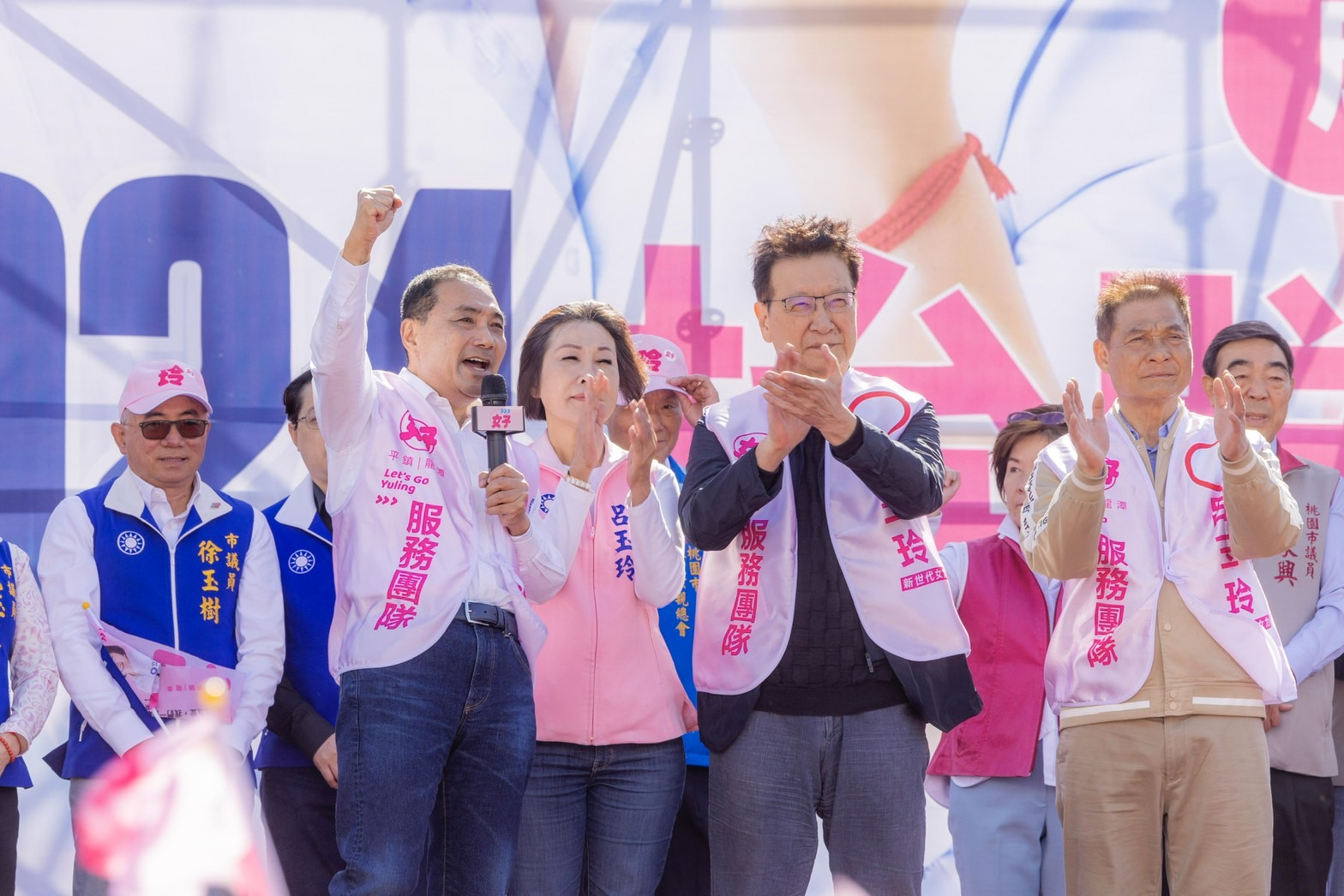 國民黨正副總統參選人侯友宜(左)、趙少康(右)，25日一起到桃園替黨籍立委參選人輔選。(侯友宜競選辦公室提供)