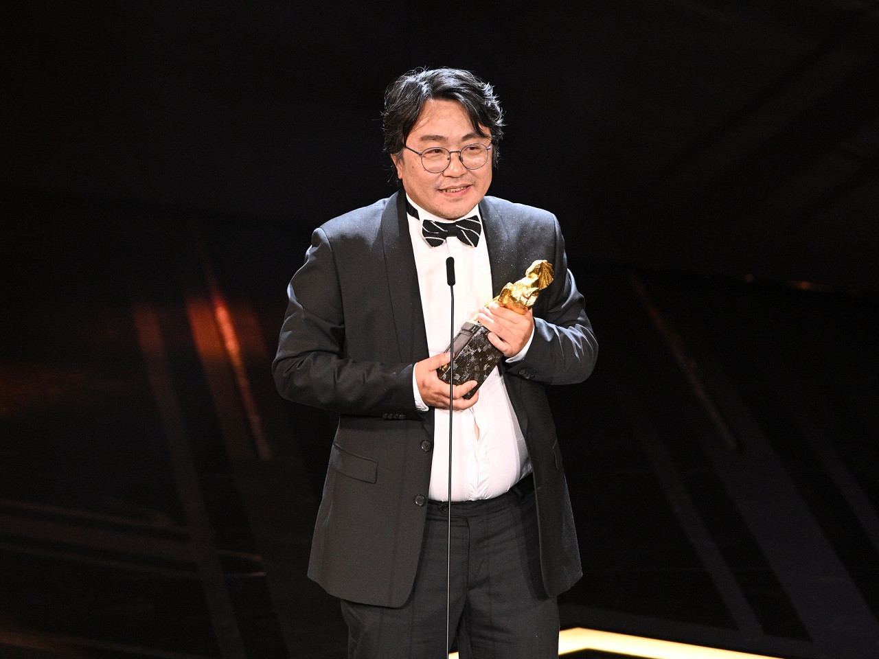 中國導演王兵拍攝的《青春（春）》奪下最佳紀錄片獎，由監製王琮代為領獎。(金馬執委會提供)