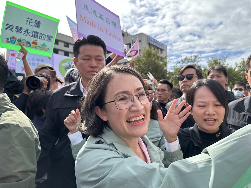 民進黨副總統參選人蕭美琴(前中)26日赴花蓮，與總統參選人賴清德、立委參選人張美慧攜手造勢，進場時受到現場熱情支持者簇擁歡迎。(圖：中央社)