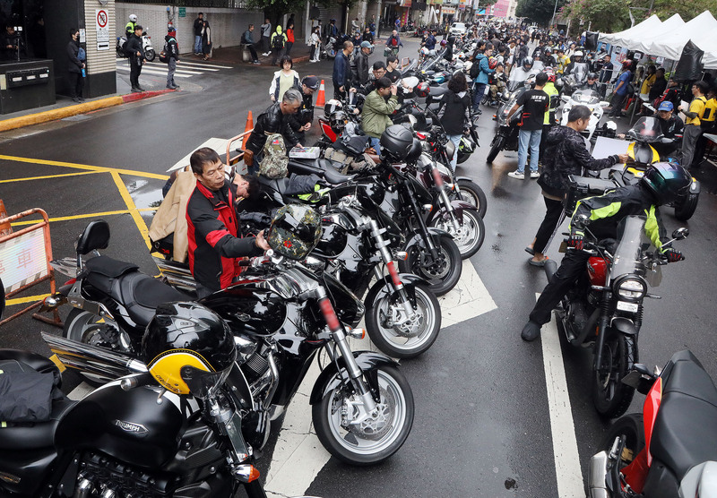 社團法人中華民國大型重型機車經營同業全國促進會舉行陳抗集會，現場上百名大型重機騎士騎著愛車參與響應。(資料照片/CNA)