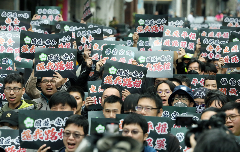 社團法人中華民國大型重型機車經營同業全國促進會26日在交通部旁杭州南路舉辦陳抗集會，為機車爭取路權。(圖：中央社)
