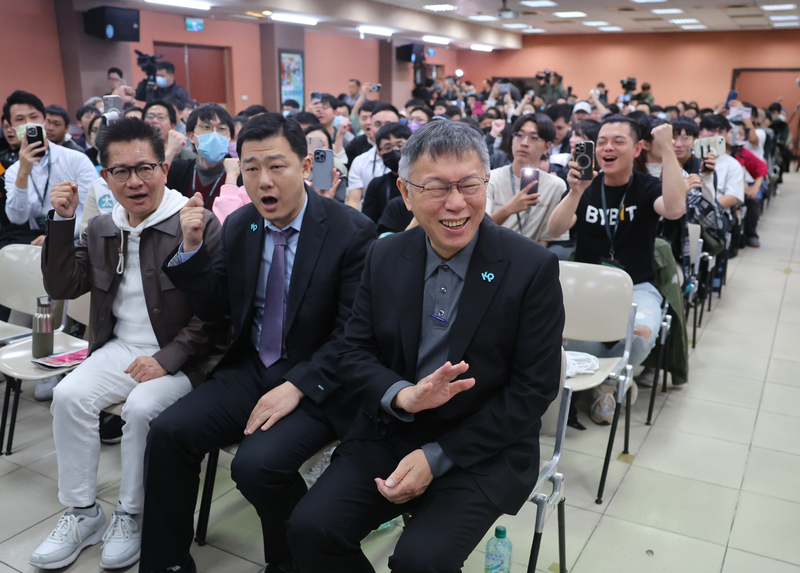民眾黨總統參選人柯文哲(前右)26日下午前往台北劍潭青年活動中心，出席民眾黨舉辦的「眾青開講」活動，與青年朋友分享施政願景及從政理念。(圖：中央社)