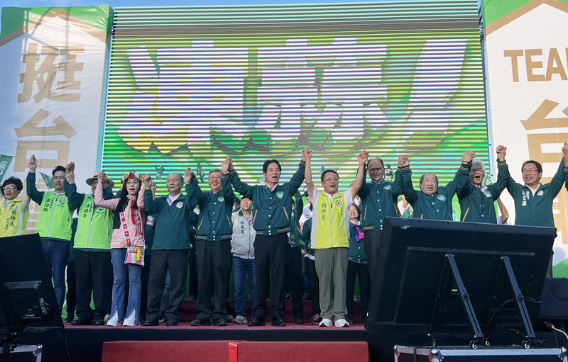 民進黨台東縣總統、立委聯合競選總部成立大會26日舉行，黨籍總統參選人賴清德(前右6)、立委參選人賴坤成(前右5)攜手行政院長陳建仁(前右7)、立法院長游錫堃(前右4)等人共同造勢。(圖：中央社)