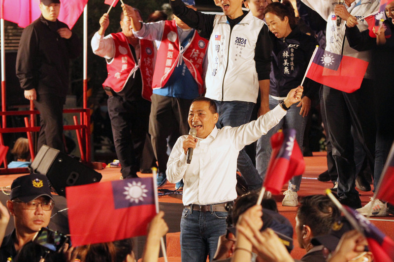 國民黨總統參選人侯友宜（前中）26日晚間出席台南市競選總部成立活動，在最後大合唱時走下舞台一邊高歌、一邊向支持者致意。(圖：中央社)