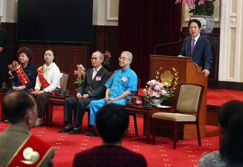 副總統賴清德（後右）27日上午在總統府接見中華慈光愛心會大愛獎得獎人，並發表致詞。 (圖：中央社)