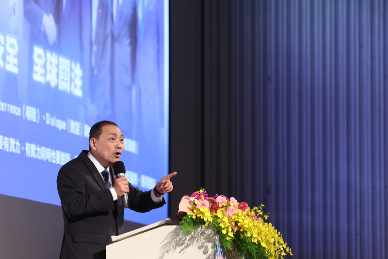 國民黨總統參選人侯友宜27日出席「2023台灣經濟發展論壇－與國家未來領導人對談」，並發表國家經濟發展政策等未來願景。(圖：中央社)