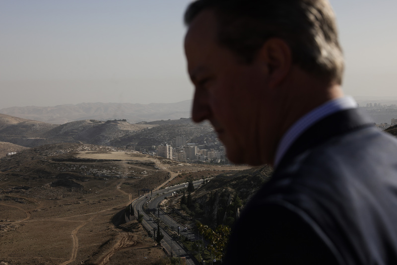 英國外相卡麥隆近日告訴英國廣播公司（BBC），世界已改變，中國較以往更具侵略性、強勢獨斷，因此「安全」如今是英國對中政策重點。圖為卡麥隆23日訪問耶路撒冷，俯瞰約旦河西岸。（英國政府提供） (圖：中央社)