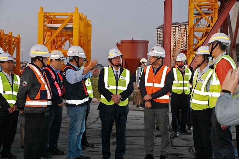 行政院副院長鄭文燦（中）27日到新北市視察「淡江大橋及其連絡道路5K+000~7K+035新建工程」，並聽取簡報了解工程執行現況及計畫效益。（行政院提供） (圖：中央社)