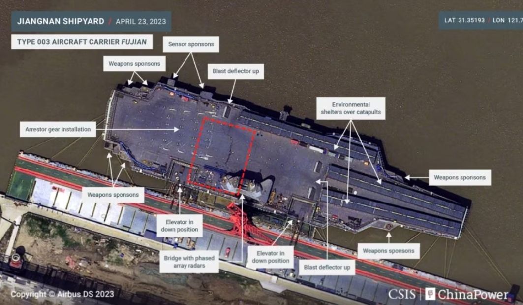 CSIS旗下「中國實力」（China Power）網站照片顯示福建艦「裂痕」改變位置。(CSIS)