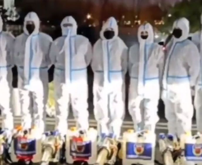 中國呼吸道疫情大流行， 「大白」重出江湖。河北三河市出動 「大白」到校園消毒。(X平台影片截圖 )