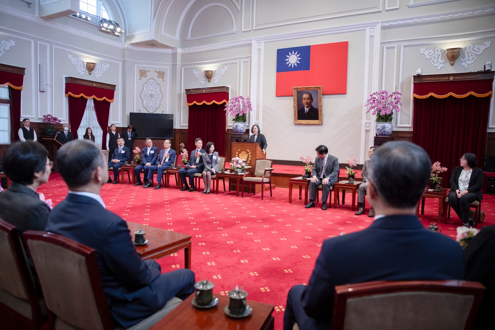 蔡總統感謝國內企業及台商不僅對台灣經濟做出貢獻，也提升台灣的國際能見度。(圖：總統府)