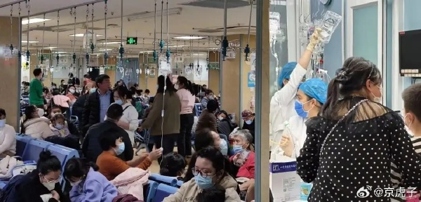 中國支原體感染(黴漿菌感染)者眾，加上各種秋冬病毒齊發，兒科急診爆滿，甚至連醫護、成人也開始受到感染，引發醫療量能緊張。（微博）