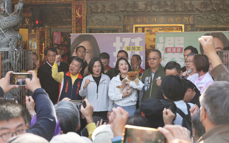 總統蔡英文28日上午前往台北市天母三玉宮參香祈福，民進黨立委參選人吳思瑤陪同出席，與支持者一同高喊「凍蒜」口號造勢。(圖：中央社)