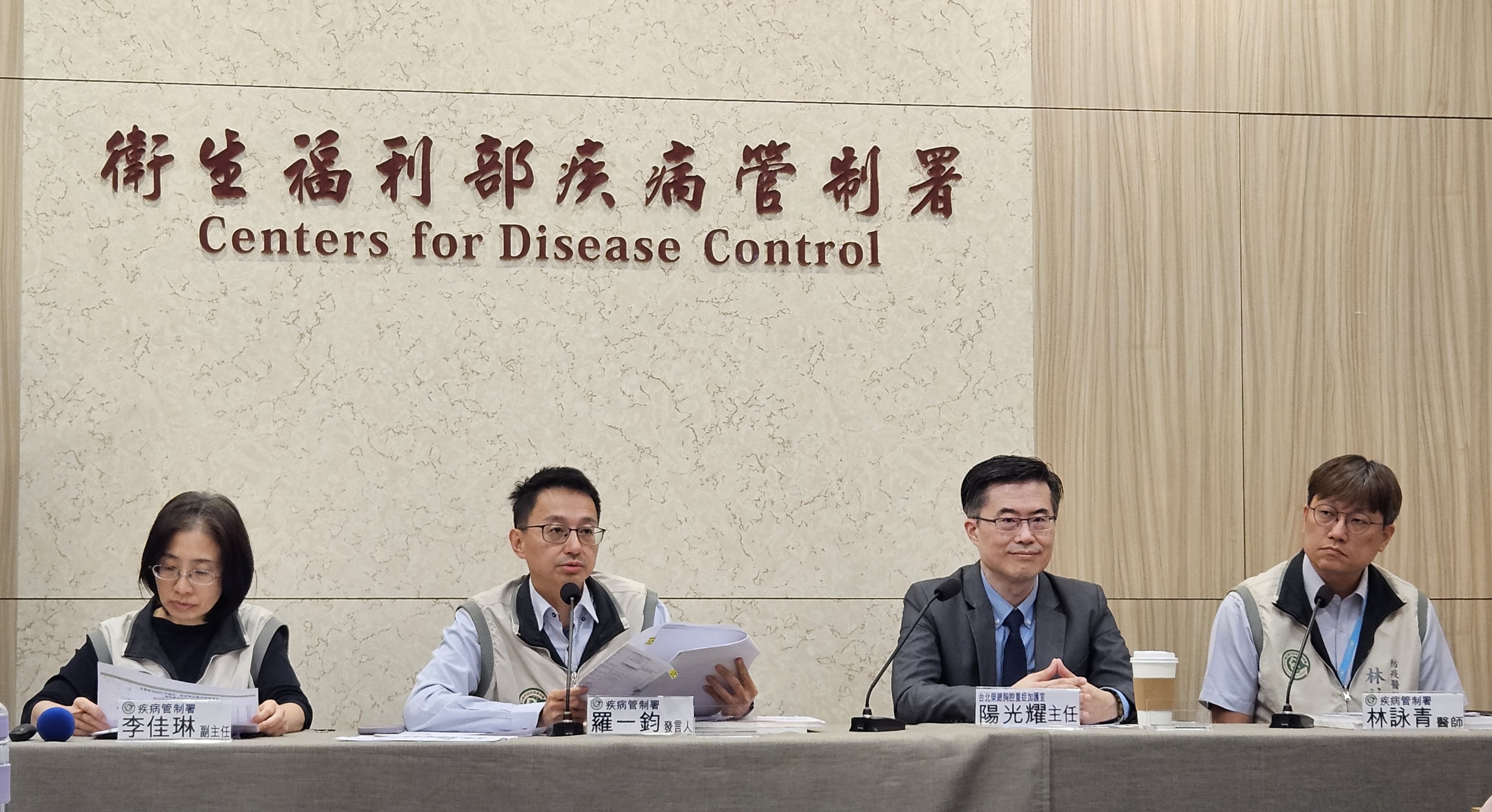 羅一鈞(左2)表示，登革熱疫情持續下降，全台流行區解列。(劉品希 攝)