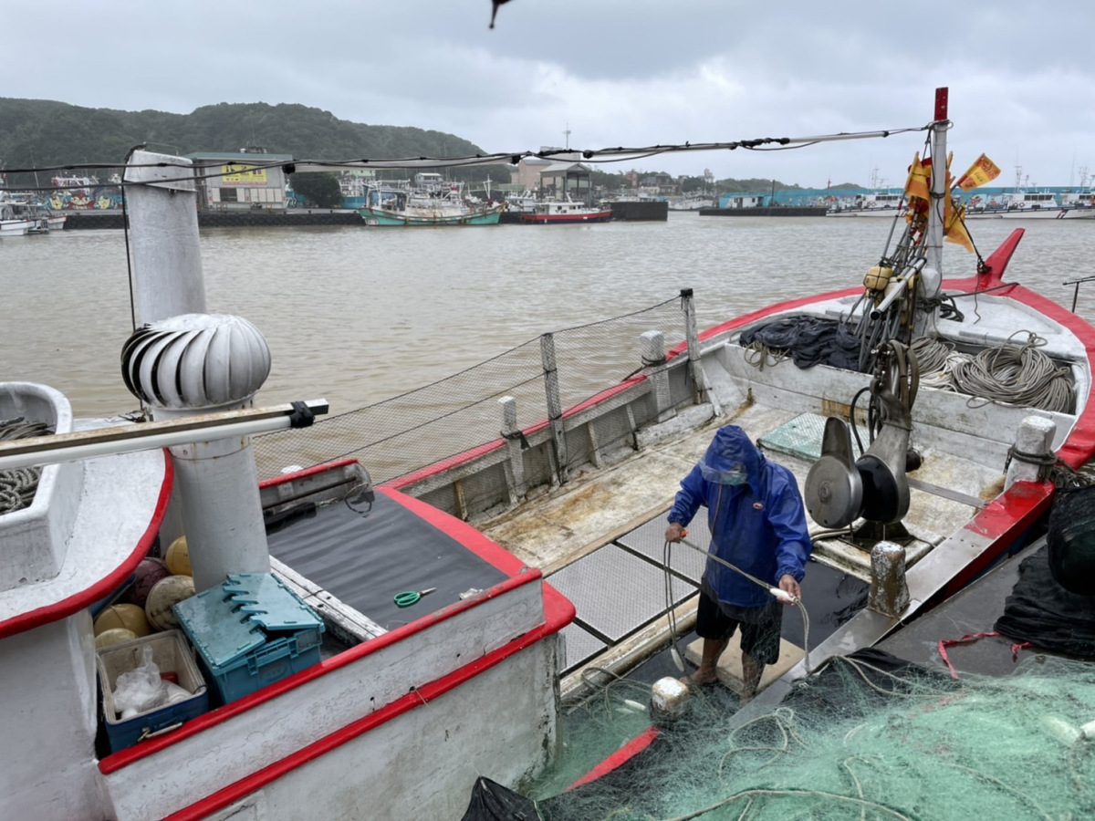 新事社會服務中心從2019年正式辦理漁工送暖活動，持續辦理至今，今年募集項目以棉被為主，20個漁港的漁工和社工合力統計出禦寒需求人數是1430人，目前已經募集到1100多條棉被，還差300多件，希望社會大眾一同響應，讓漁工溫暖過冬。(圖擷自新事社會服務中心官網)