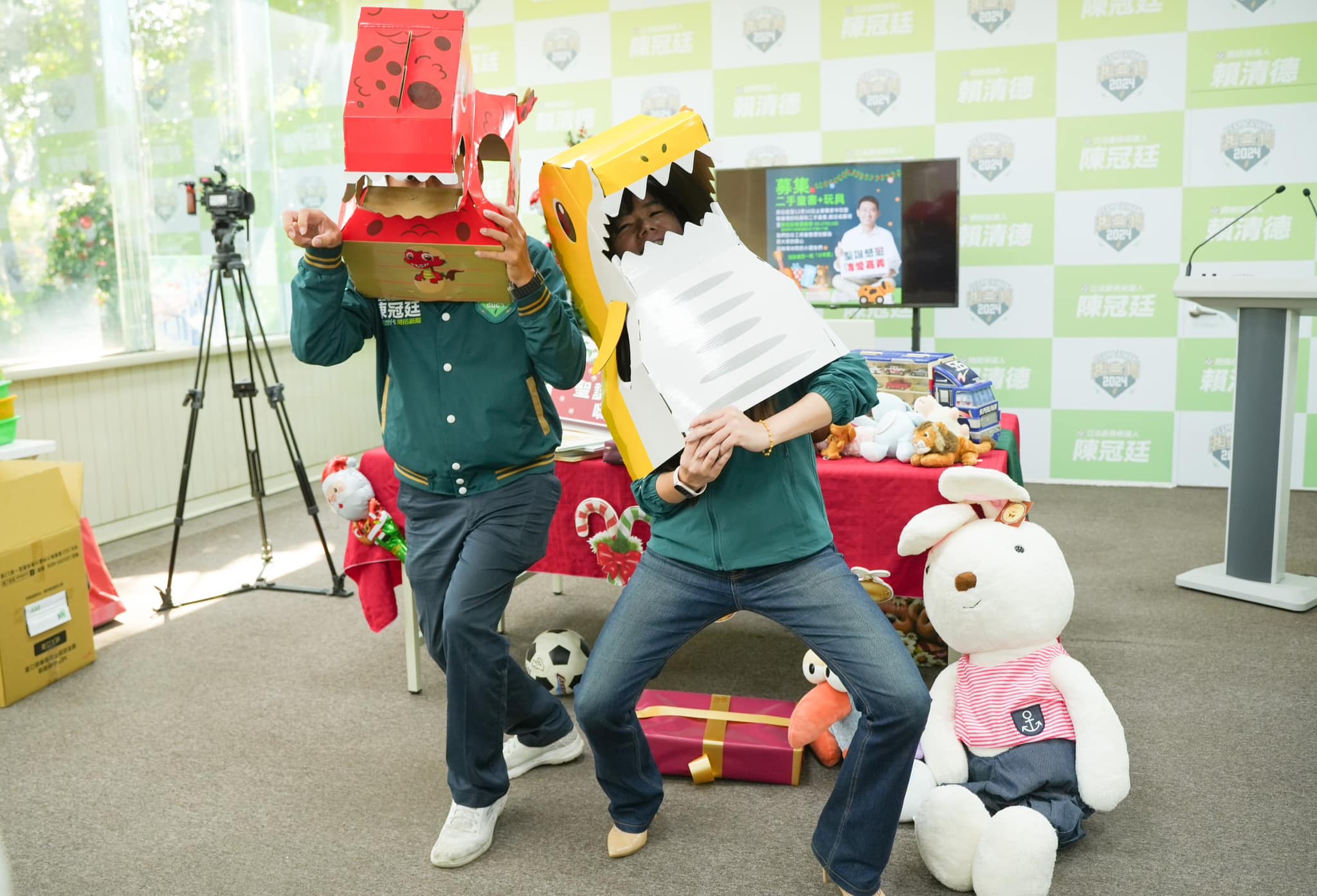 候選人運用寵物、小物，甚至結合公益，都為選戰增添柔性元素。圖為行政院政務顧問、參選嘉縣山區立委的候選人陳冠廷(圖左)，近日推出二手書和童書募集活動，使得選戰有不同面貌，也讓需要的組織和民眾受惠。(圖：陳冠廷提供)