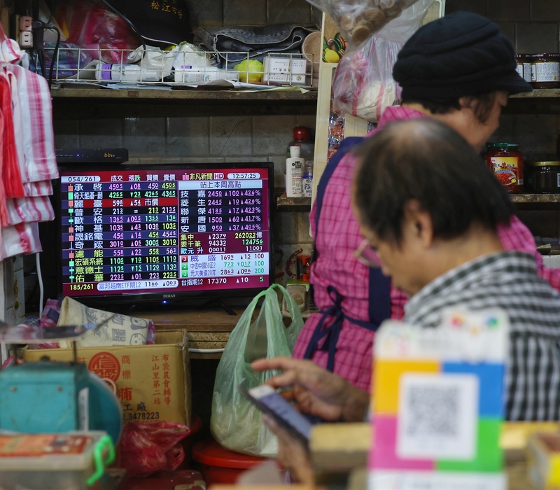 台股29日收盤時上漲29點，收17370點，而香港恆生指數則在收盤時下跌361點，萬七關卡失守，台股正式超越港股，為逾30年來首見。(圖：中央社)
