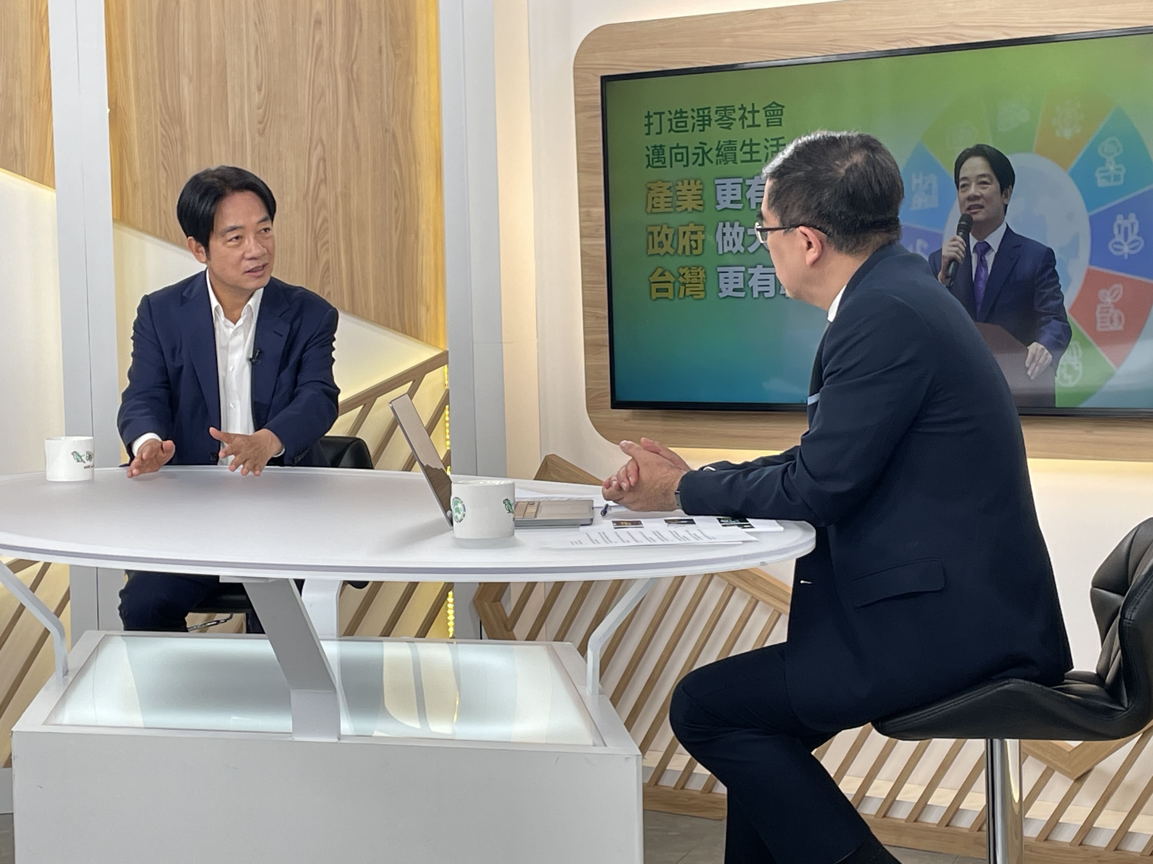民進黨總統參選人賴清德(左)接受網路節目專訪，說明能源政策。(Yahoo TV《彭博士觀風向》提供)
