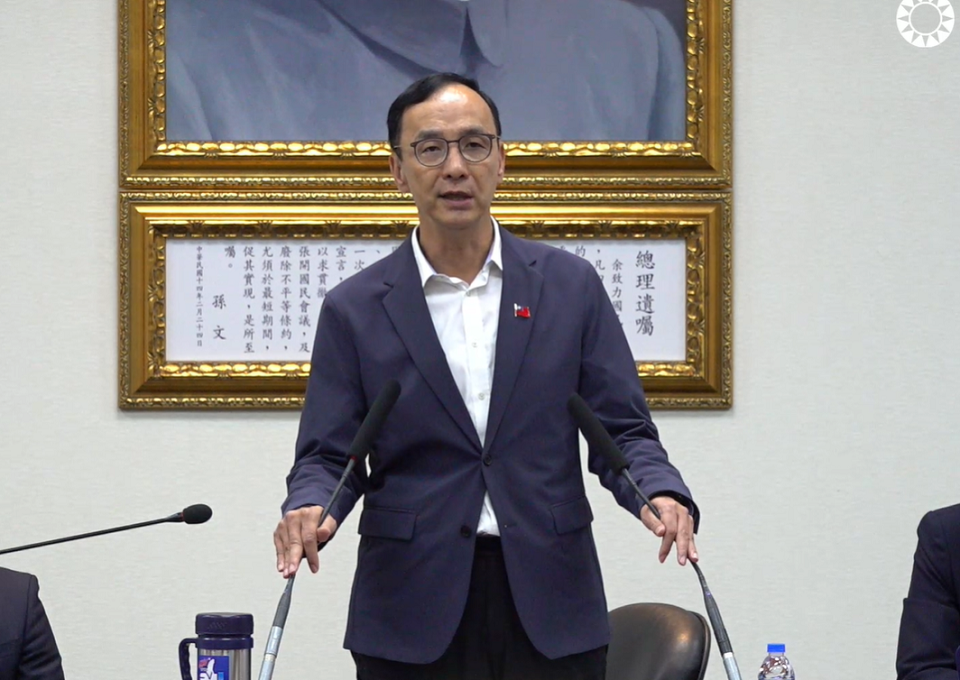 國民黨主席朱立倫29日在國民黨中常會表示，根據內參民調，「侯康配」與「賴蕭配」的民調差距已經縮至0.4個百分點。(圖擷自國民黨臉書)