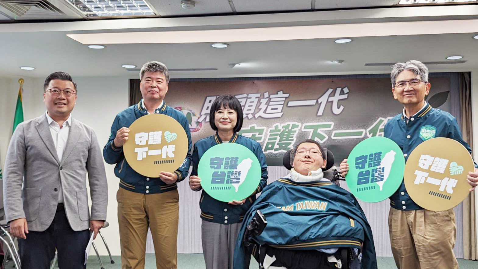民進黨發言人張志豪(左起)與不分區立委提名人孫一信、林月琴、陳俊翰、王正旭召開記者會，說明進入國會後的目標。(民進黨提供)