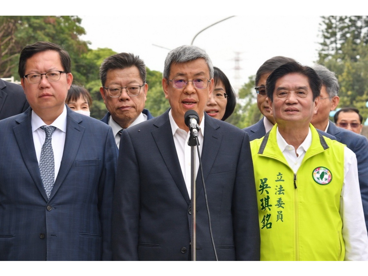針對國民黨總統參選人侯友宜開放陸客、歡迎陸生就讀就業等主張，行政院長陳建仁29日上午在板新給水廠受訪表示，侯友宜的看法實際上引起社會很多疑慮 (行政院提供)