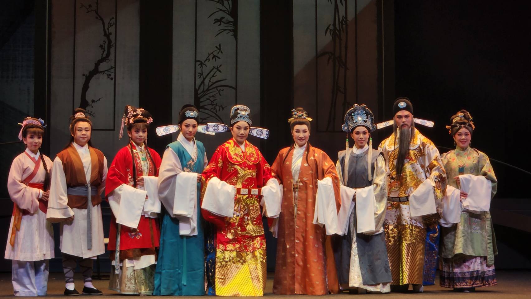 唐美雲(左五)、小咪(右四)手把手帶著劇團中生代與新生代演員傳承聯演，再現經典《曲判記》。(江昭倫 攝)