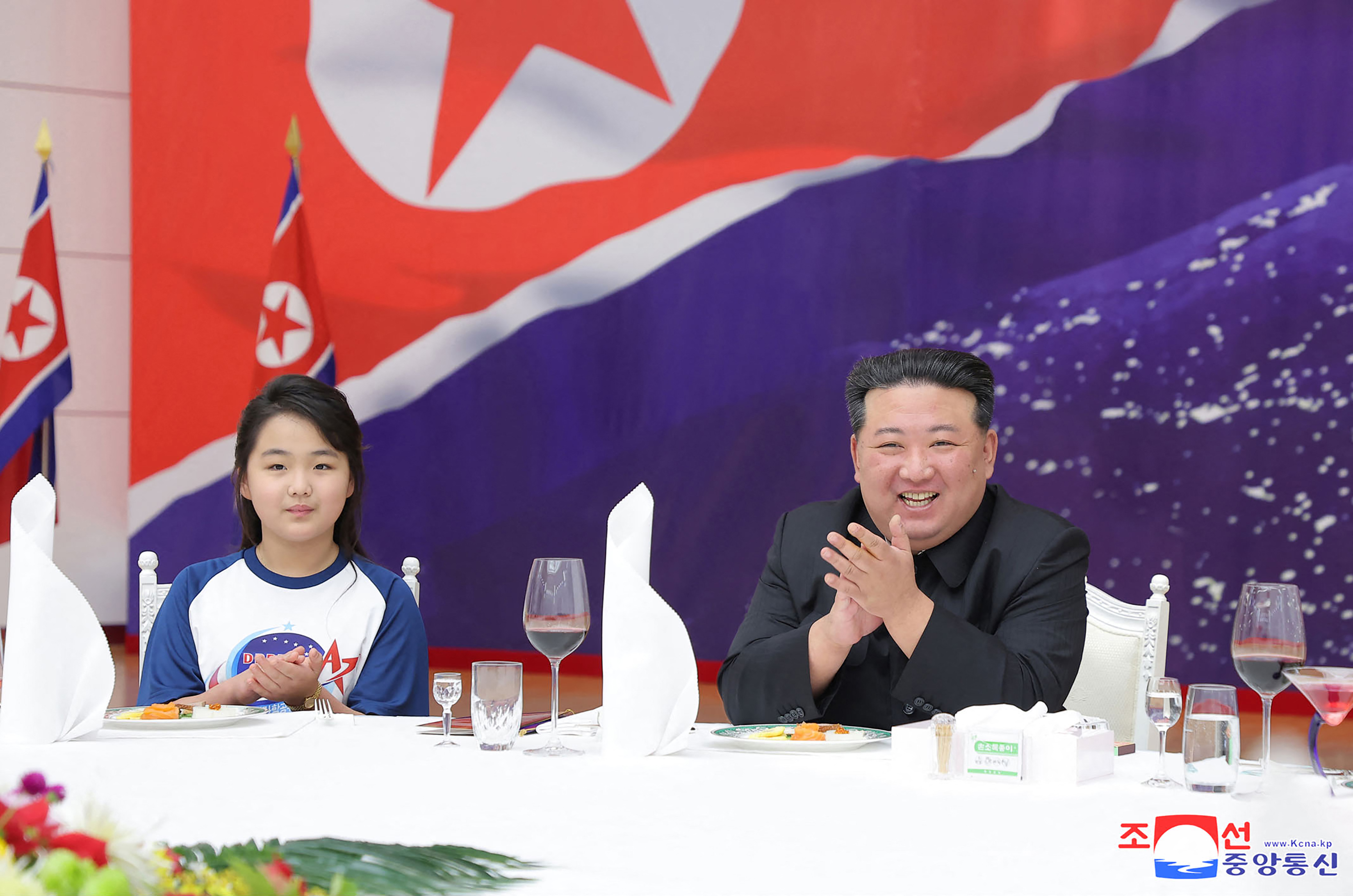 北韓為慶祝軍事偵察衛星發射成功，23日對平壤市的黨、國家保衛省、社會安全省幹部舉行演講活動，會中以「朝鮮的新星女將軍」稱呼金朱愛。(AFP)