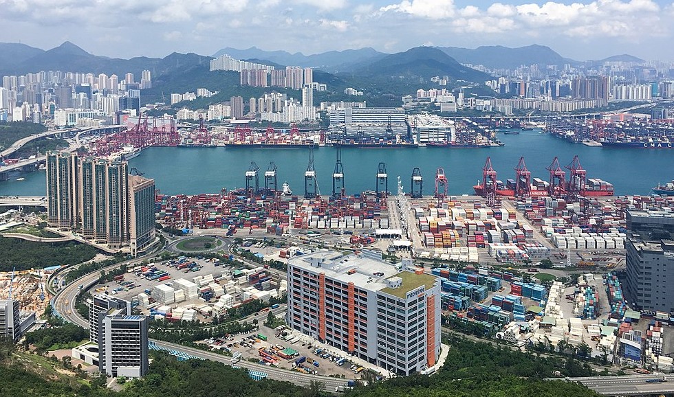 香港葵青貨櫃碼頭昔日是全球最繁忙的港口之一，如今平均使用率只有約50%。圖為2019年從青衣俯瞰葵青碼頭。(圖：ystsoi, CC BY 2.0 / Wikimedia Commons)