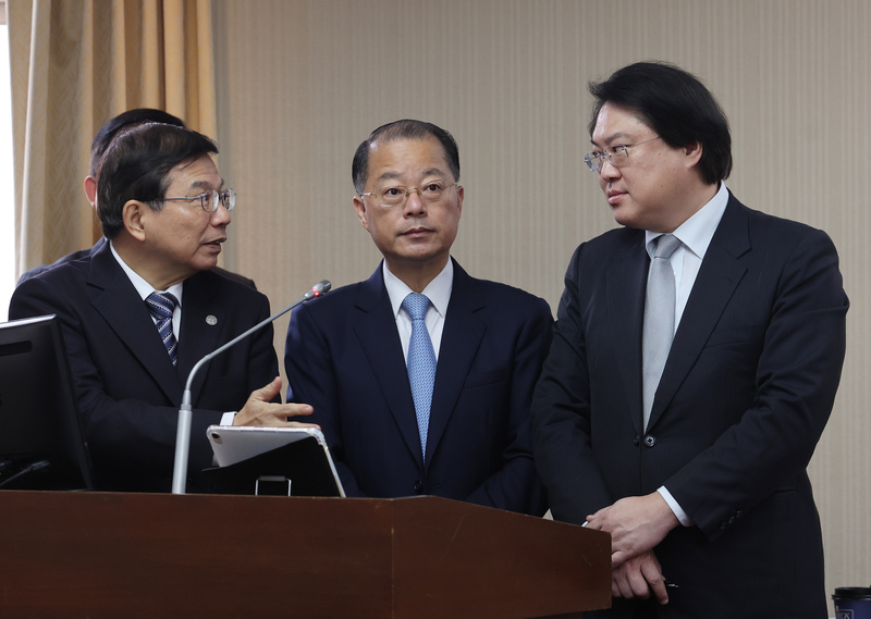 立法院內政委員會30日邀請內政部長林右昌（右）、交通部長王國材（左）、警政署長黃明昭（中）進行專題報告並備質詢，席間王國材與林右昌交換意見。 (圖：中央社)