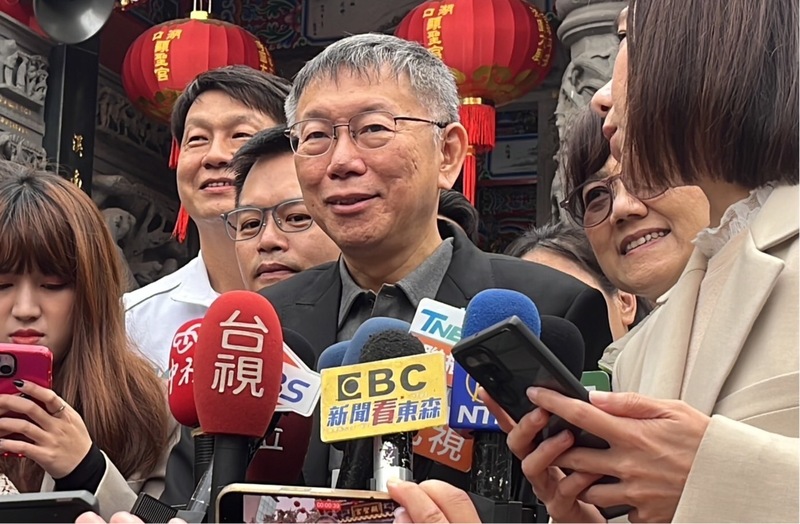 民眾黨總統候選人柯文哲(中)受訪。(資料照片/中央社)