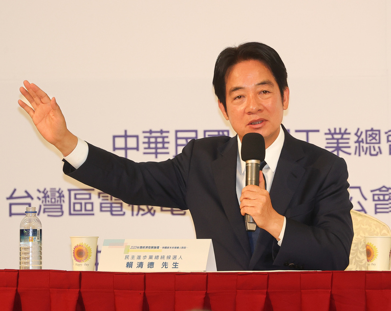 民進黨總統參選人賴清德30日下午前往台北國際會議中心，出席9大工商團體共同舉辦的「2023台灣經濟發展論壇－與國家未來領導人對談」，就台灣未來經濟發展議題與工商界對話。(圖：中央社)